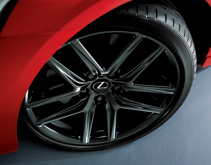 フロント225/40 R18＋リア255/35 R18タイヤ＆アルミホイール（特別仕様車専用ブラックスパッタリング塗装）