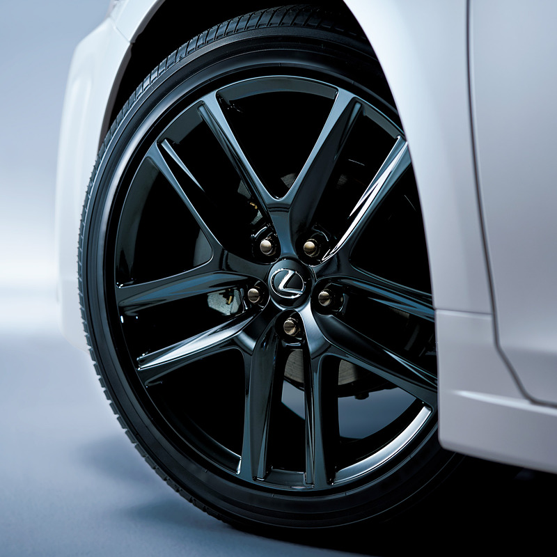 215/45 R17タイヤ＆アルミホイール（特別仕様車専用ブラック塗装＆ブラックナット）