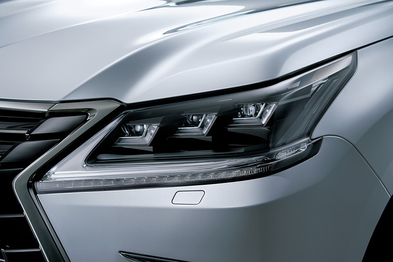 3眼フルLEDヘッドライト（特別仕様車専用クリアブラック）