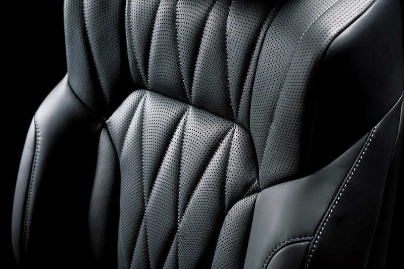 セミアニリン本革シート（特別仕様車専用ダイヤモンドステッチ）
