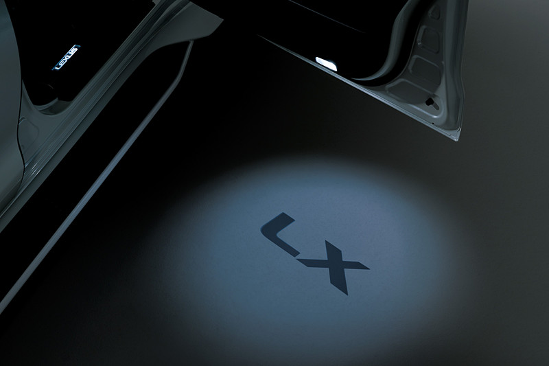 ドアカーテシランプ（特別仕様車専用LXロゴ）