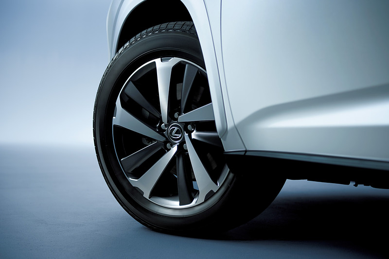 225/60 R18 100Hタイヤ＆18×7 1/2Jアルミホイール（ダークメタリック塗装＋切削光輝）