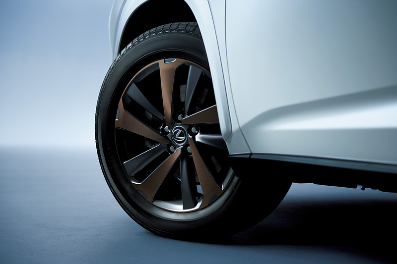 ブロンズ・カラード切削光輝となる18×7 1/2Jアルミホイール＆225/60R18 100Hタイヤはメーカーオプション