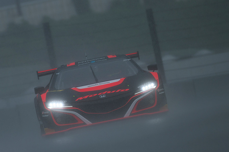 感触を確かめるように周回を重ねる34号車。一時雨が激しくなり練習走行が赤旗中断となる場面も