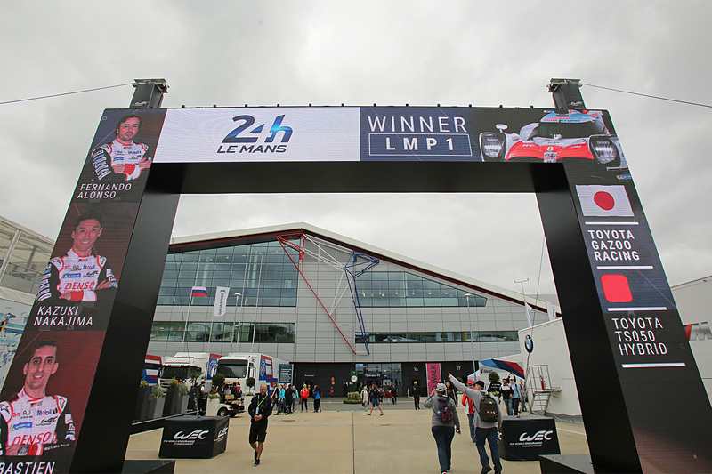 WECシルバーストンの看板など