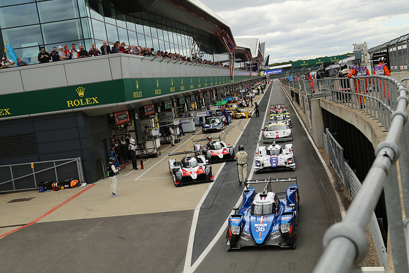 トヨタの2台とピット風景
