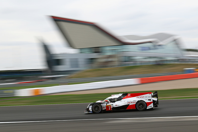 ポールポジションを獲得した小林可夢偉/マイク・コンウェイ/ホセ・マリア・ロペス組のトヨタ 7号車