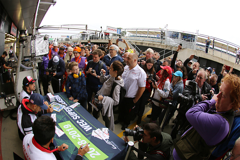 ピットウォーク中のトヨタブース