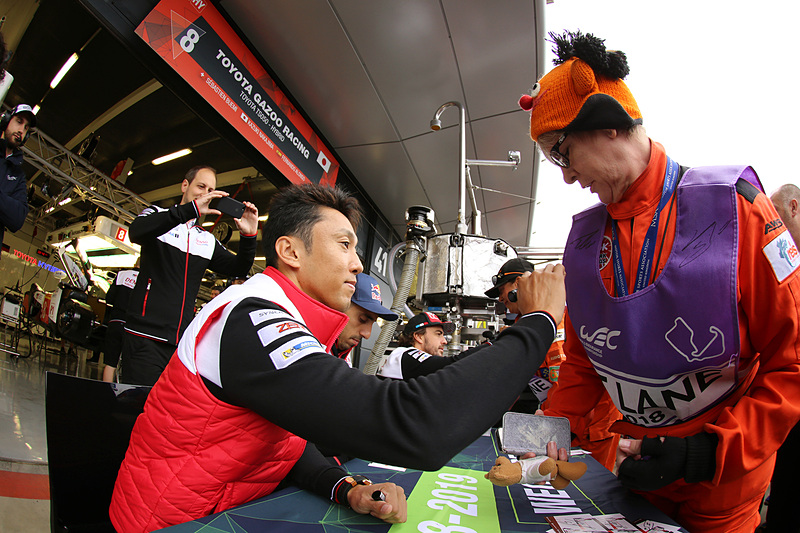 ピットウォーク中のトヨタブース