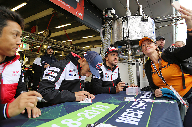 ピットウォーク中のトヨタブース