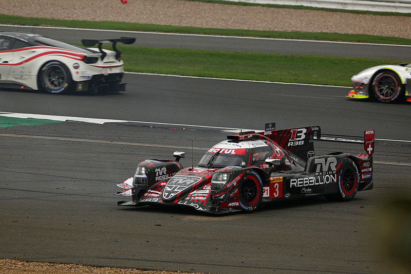 スタート直後にスピンするレベリオンレーシング 3号車