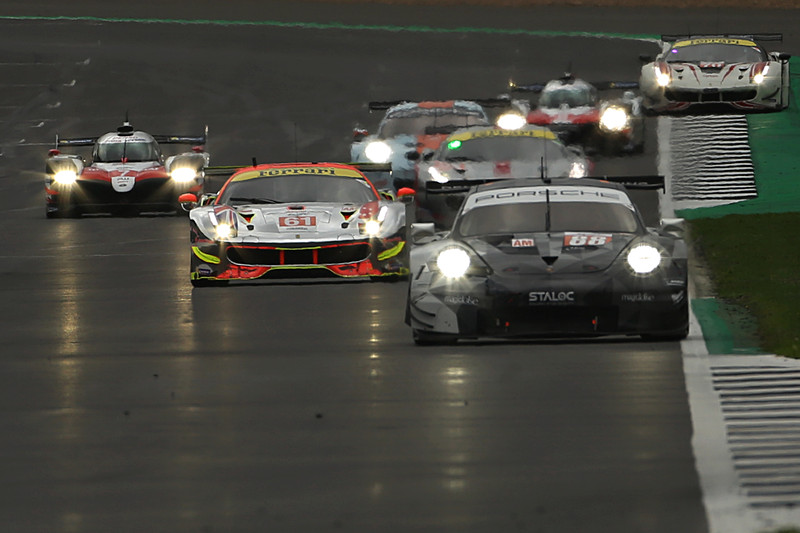 スタートから数周でポジションを上げる澤圭太組のフェラーリ 488 GTE（61号車）