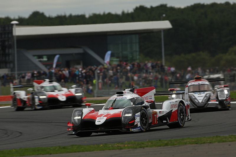 前半トップを走るトヨタ 7号車