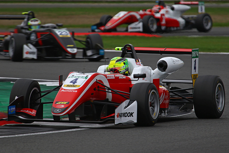 レース1では4位を走行中、スローパンクチャーでリタイアに終わったミック・シューマッハ