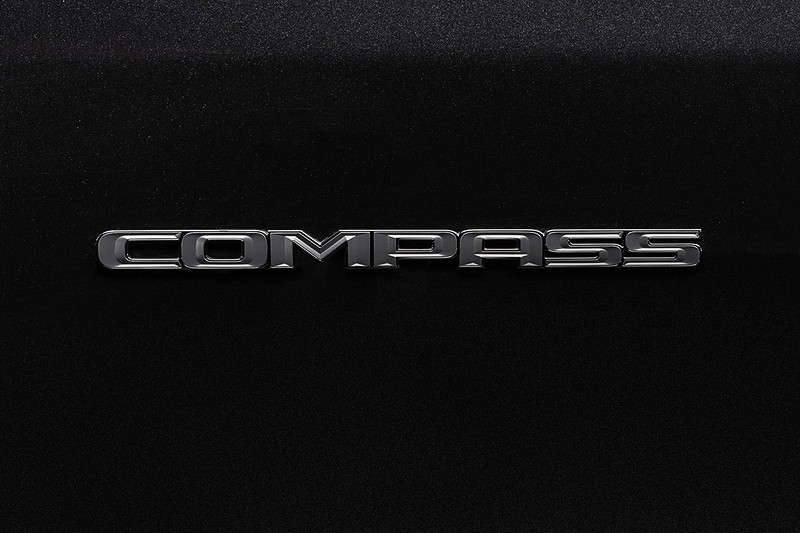 エクステリアでは、ブラックフロントグリルやグロスブラックCompassバッヂ、Night Eagleバッヂなどを特別装備