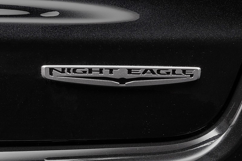 エクステリアでは、ブラックフロントグリルやグロスブラックCompassバッヂ、Night Eagleバッヂなどを特別装備