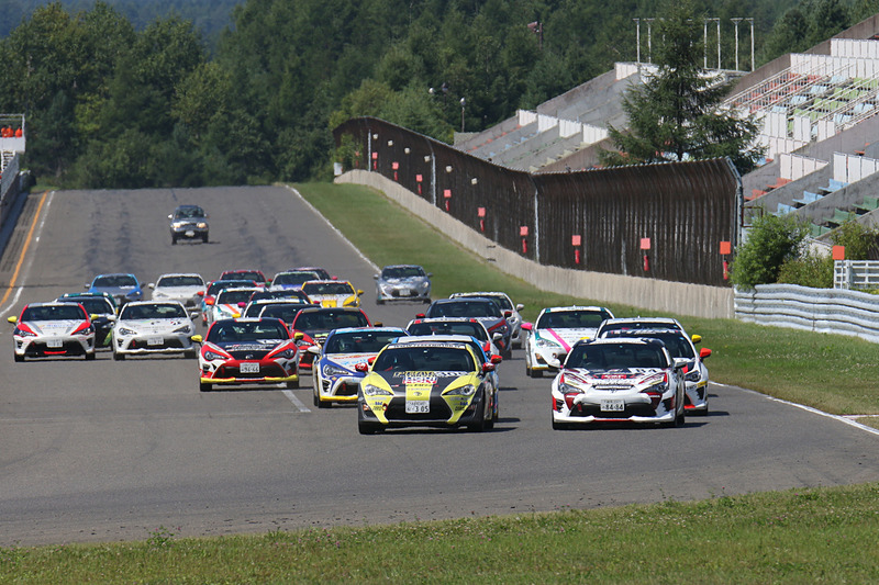 スタートがうまくいくとともに、リアバンパーのプッシュもあってトップに立つことができた