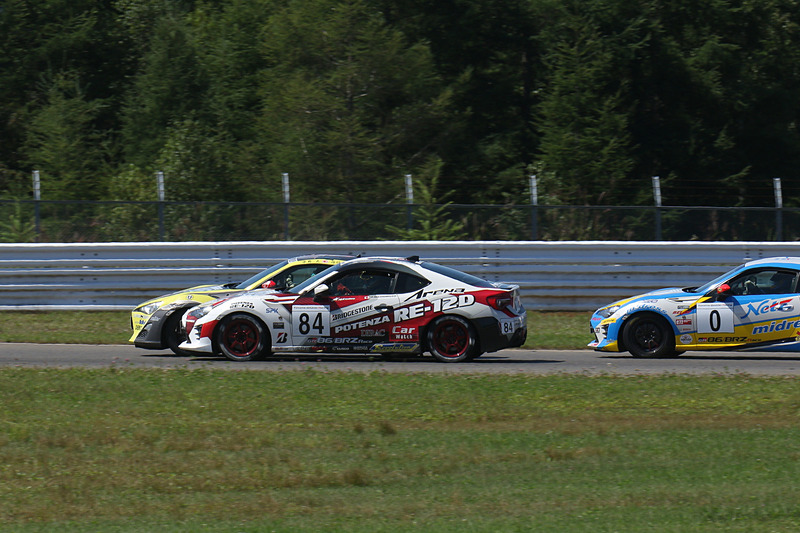 スタートがうまくいくとともに、リアバンパーのプッシュもあってトップに立つことができた