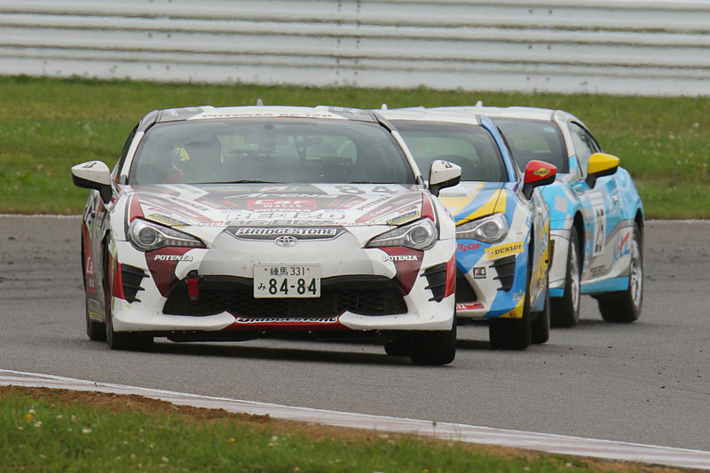 第7戦も決してわるくない3番手スタート。トップと2番手のやり合いを冷静に見つつ、1コーナー立ち上がりで菱井選手に並び、2コーナーでパスすることに成功