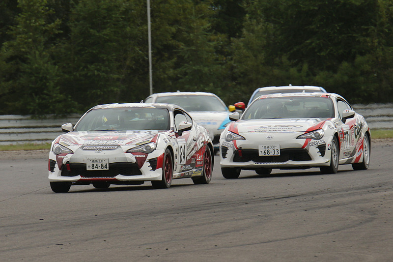 第7戦も決してわるくない3番手スタート。トップと2番手のやり合いを冷静に見つつ、1コーナー立ち上がりで菱井選手に並び、2コーナーでパスすることに成功