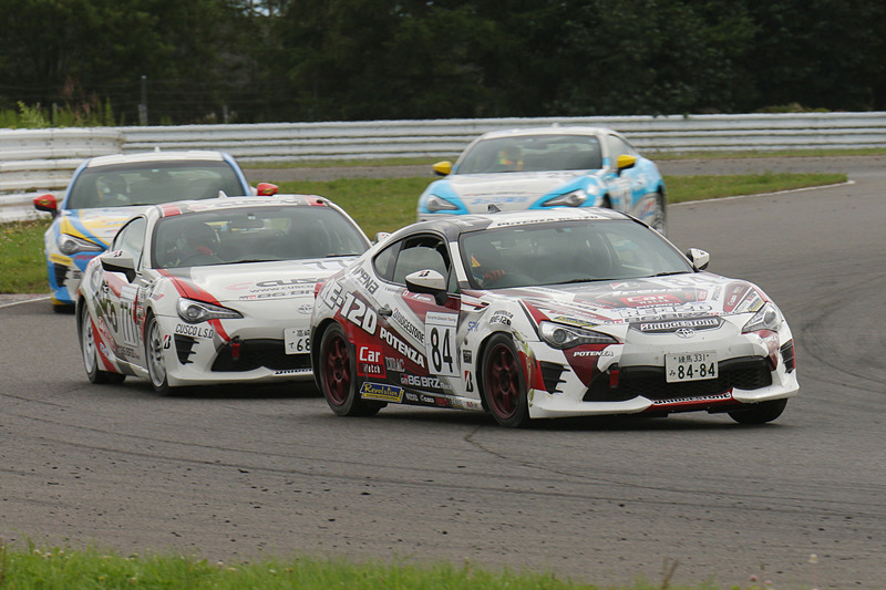 第7戦も決してわるくない3番手スタート。トップと2番手のやり合いを冷静に見つつ、1コーナー立ち上がりで菱井選手に並び、2コーナーでパスすることに成功