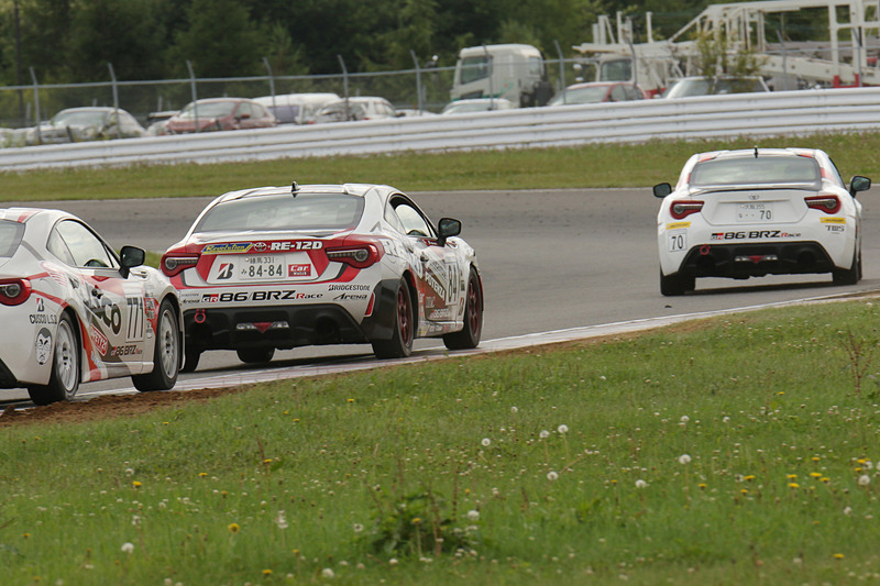 第7戦も決してわるくない3番手スタート。トップと2番手のやり合いを冷静に見つつ、1コーナー立ち上がりで菱井選手に並び、2コーナーでパスすることに成功