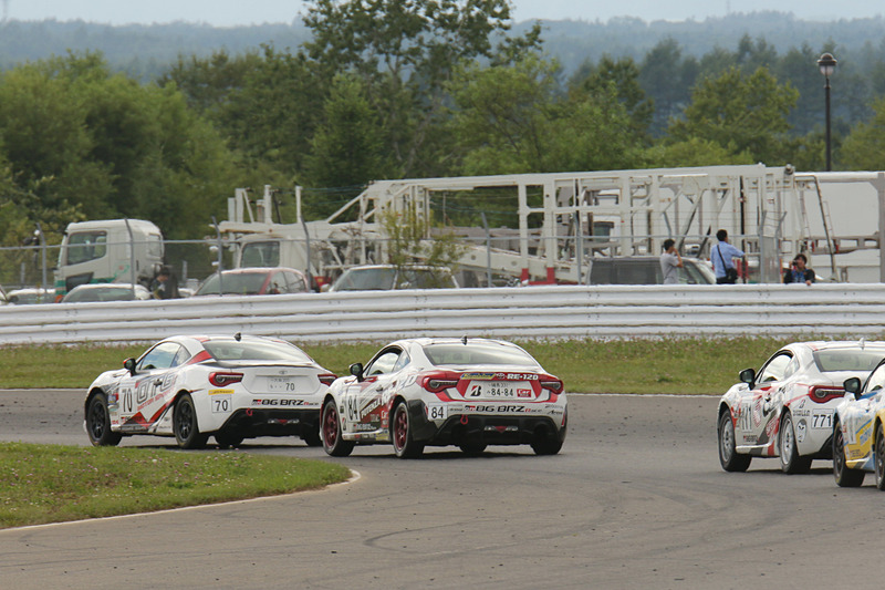 第7戦も決してわるくない3番手スタート。トップと2番手のやり合いを冷静に見つつ、1コーナー立ち上がりで菱井選手に並び、2コーナーでパスすることに成功