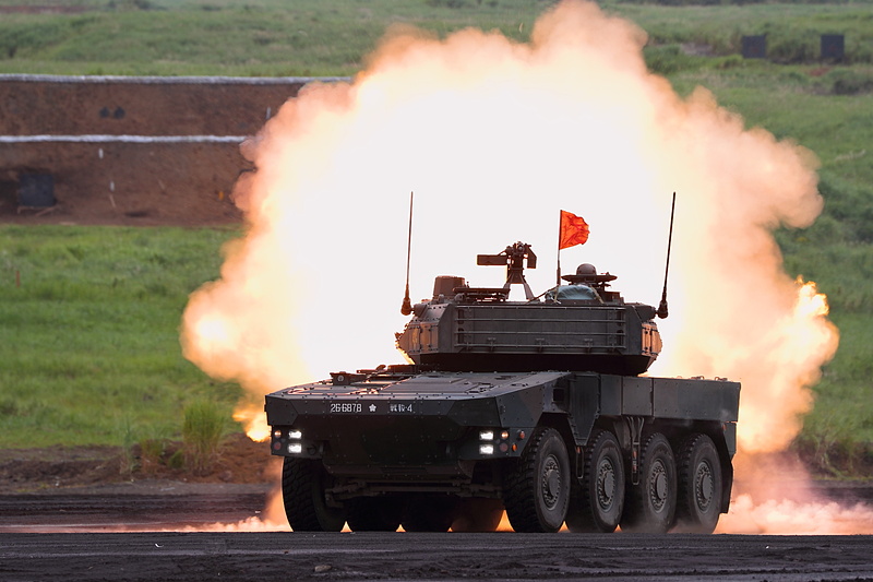 射撃を行なう16式機動戦闘車（MCV）