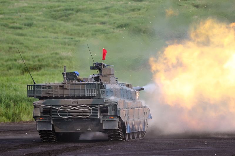 実弾射撃を行なう16式機動戦闘車（MCV）、10式戦車、96式装輪装甲車