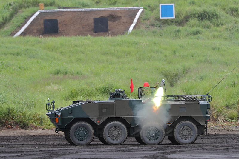 実弾射撃を行なう16式機動戦闘車（MCV）、10式戦車、96式装輪装甲車