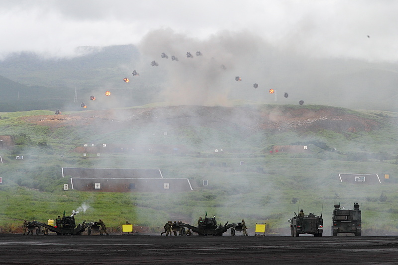 後段演習のハイライト、射撃で富士山を描く。弾着時刻の精密なコントールを行なっている