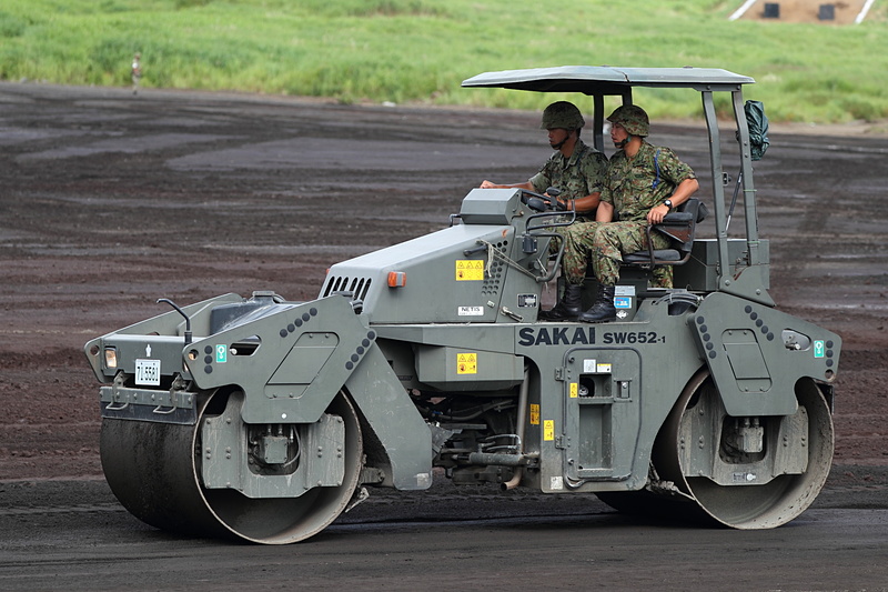 演習前に行なわれた会場整理では多彩な車両が活躍していた
