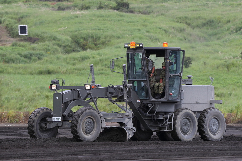 演習前に行なわれた会場整理では多彩な車両が活躍していた