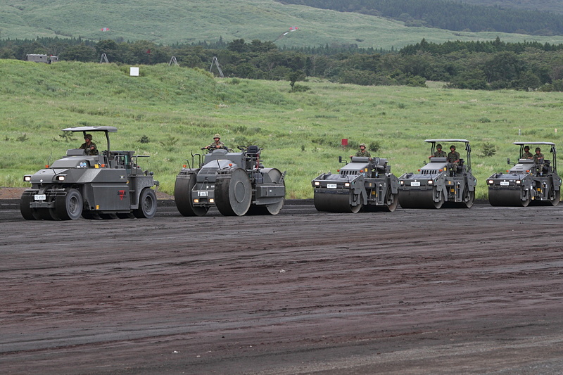 演習前に行なわれた会場整理では多彩な車両が活躍していた