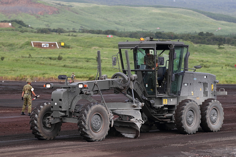 演習前に行なわれた会場整理では多彩な車両が活躍していた