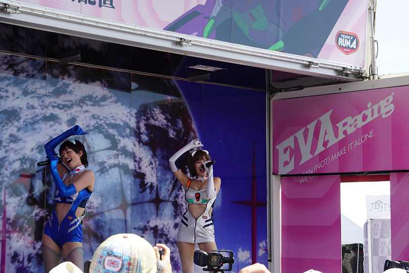 エヴァンゲリオンレーシングのブース