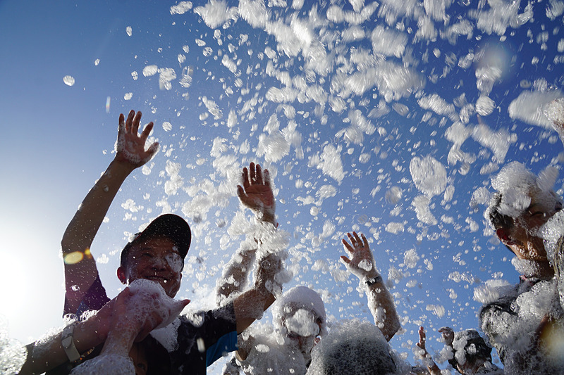 「泡トラ」で泡まみれになるモビリティランド 代表取締役社長 山下晋氏