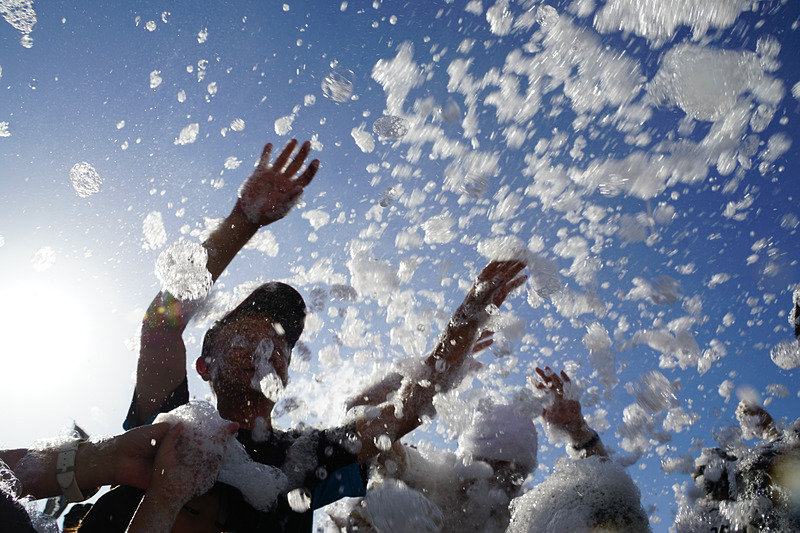 来場者と一緒に楽しむ山下社長