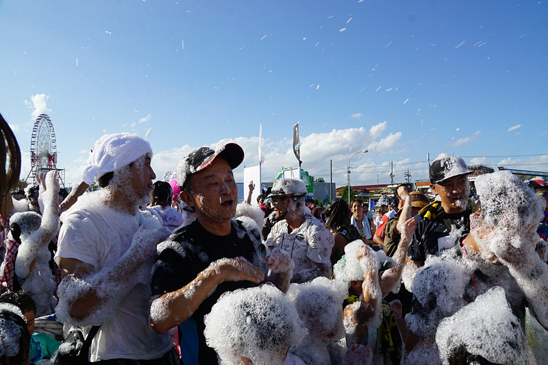来場者と一緒に楽しむ山下社長