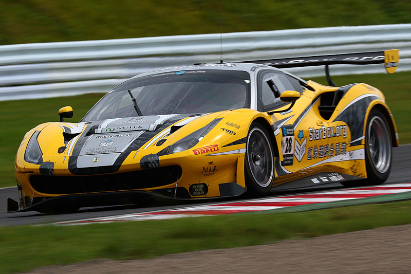 1位の28号車 HubAuto Corsa（Ferrari 488 GT3、ニック・フォスター/デイビッド・ペレル/吉田広樹組）