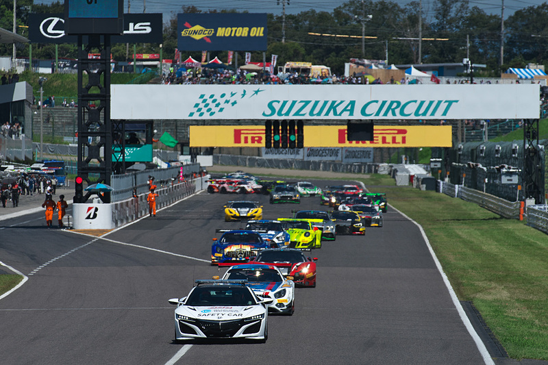 フォーメーションラップでスタートできない28号車 HubAuto Corsa（Ferrari 488 GT3、ニック・フォスター/デイビッド・ペレル/吉田広樹組）