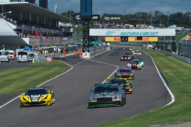 フォーメーションラップでスタートできない28号車 HubAuto Corsa（Ferrari 488 GT3、ニック・フォスター/デイビッド・ペレル/吉田広樹組）