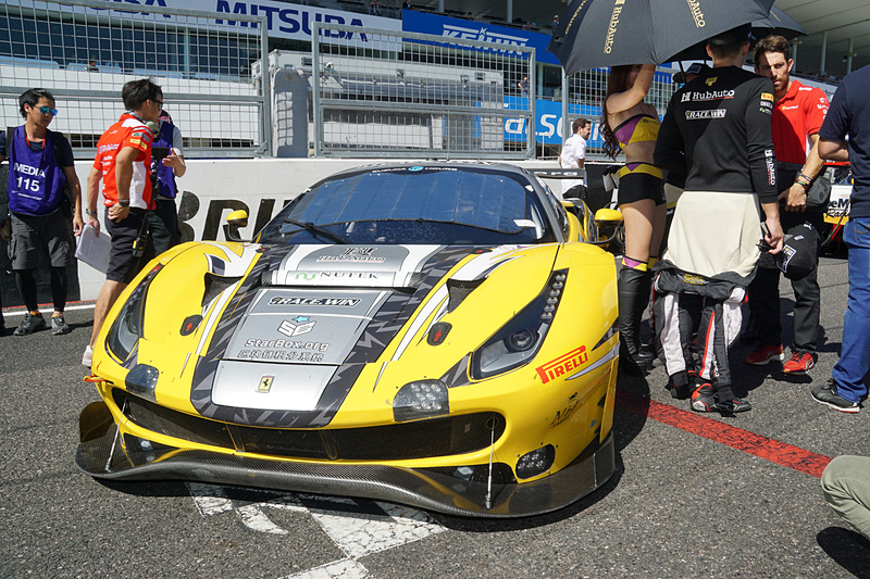 ポールポジションを獲得した28号車 HubAuto Corsa（Ferrari 488 GT3、ニック・フォスター/デイビッド・ペレル/吉田広樹組）