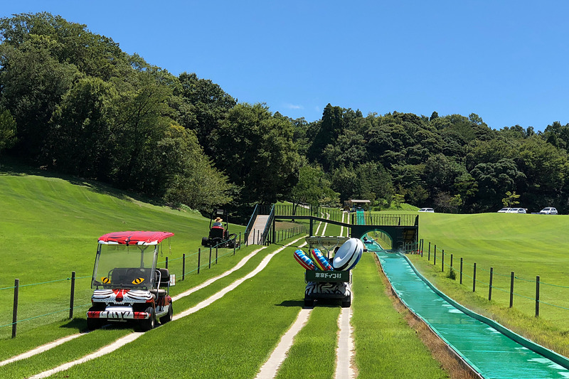 ゴルフ場などで使われている電動カートを楽しい動物たちの模様にペイントし、無人で自動的にスライダーのスタート地点からゴール地点を往復するように設定された「バッサースライダー220」の電動カートは、見ているだけで楽しい乗り物です