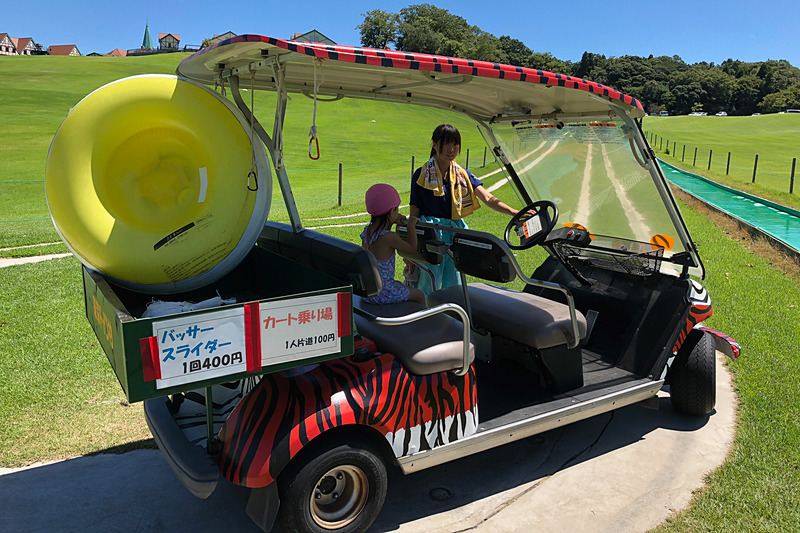 少し緊張した面持ちではあったものの、たった1人で電動カートに乗って行った3歳の娘。「これに乗りたい」という欲求が、思いもよらぬ勇気をくれたのでしょうね