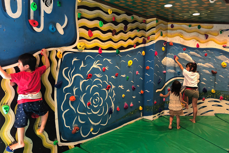 東京ドイツ村には冷房が効いた無料の休憩室があるのですが、なんとそこには子供用のボルダリングが！　無料で遊べて子供たちは大喜びでした