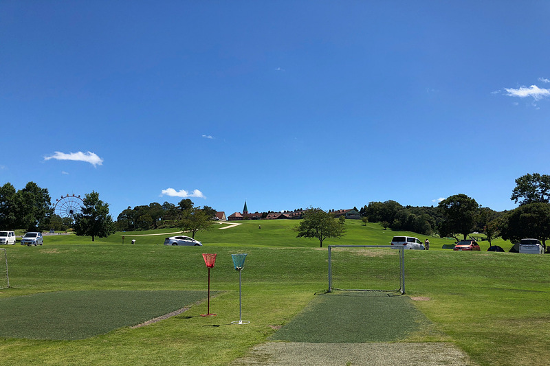 入園料が大人800円、小人（4歳～小学生）400円、乗用車1台1000円かかりますが、園内はクルマに乗ったまま各エリアを移動でき、3000台ある駐車スペースの近いところに停められるのが便利な東京ドイツ村。いくつかある無料あそびエリアの1つ、スポーツランドでは、バスケットボールやサッカー、ストラックアウト、1輪車や竹馬などが全て無料で楽しめます。運動会の定番競技「たま入れ」もあったので、秋の運動会に向けて練習するのもいいかも!?