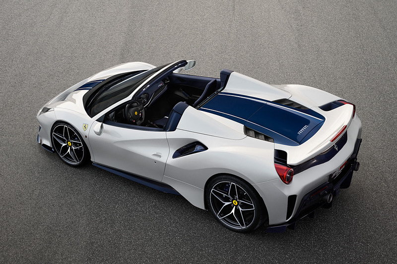 エクステリアではストライプや新デザインのダイヤモンド仕上げの20インチ合金ホイールを採用