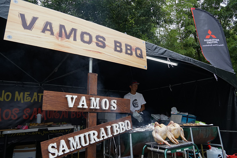 ランチにはバーベキューがふるまわれた。ケータリングサービスは浅草にある肉が堪能できるカフェ「VAMOS 29 cafe」の「VAMOS BBQ」が担当