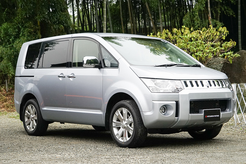 デリカ D：5の最上級グレード「D-Premium」。ドアミラーなど各所にメッキパーツが奢られている